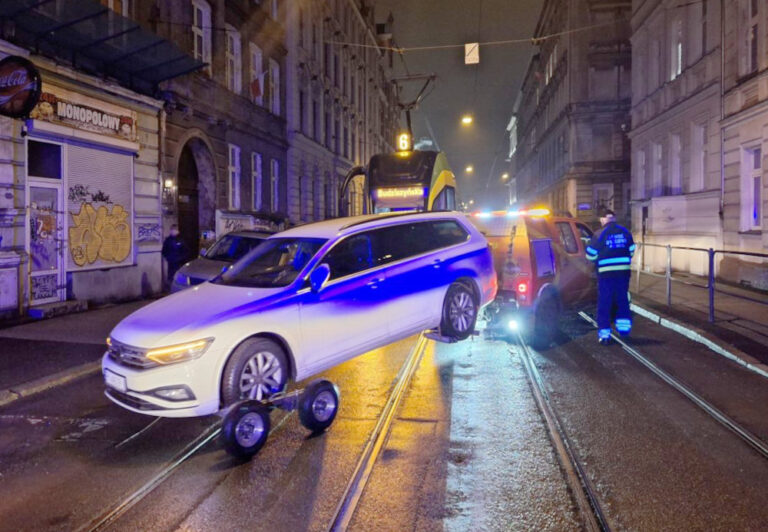 holowanie-tamowanie-linii-tram-poz-straz-miejska